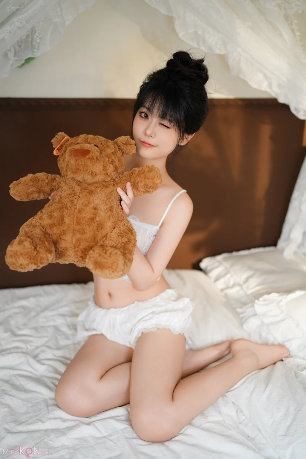 Coser@洛城雪Yuki: 白色吊带 (26 photos)