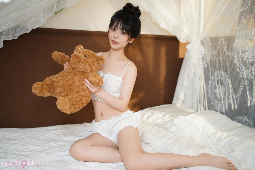 Coser@洛城雪Yuki: 白色吊带 (26 photos)
