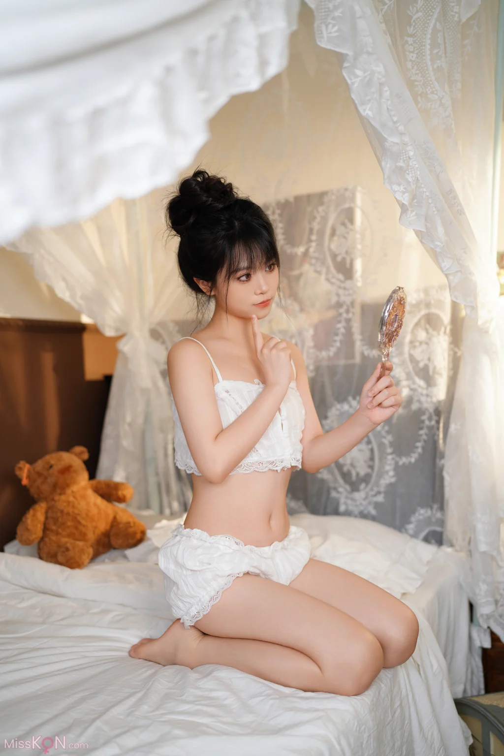 Coser@洛城雪Yuki: 白色吊带 (26 photos)