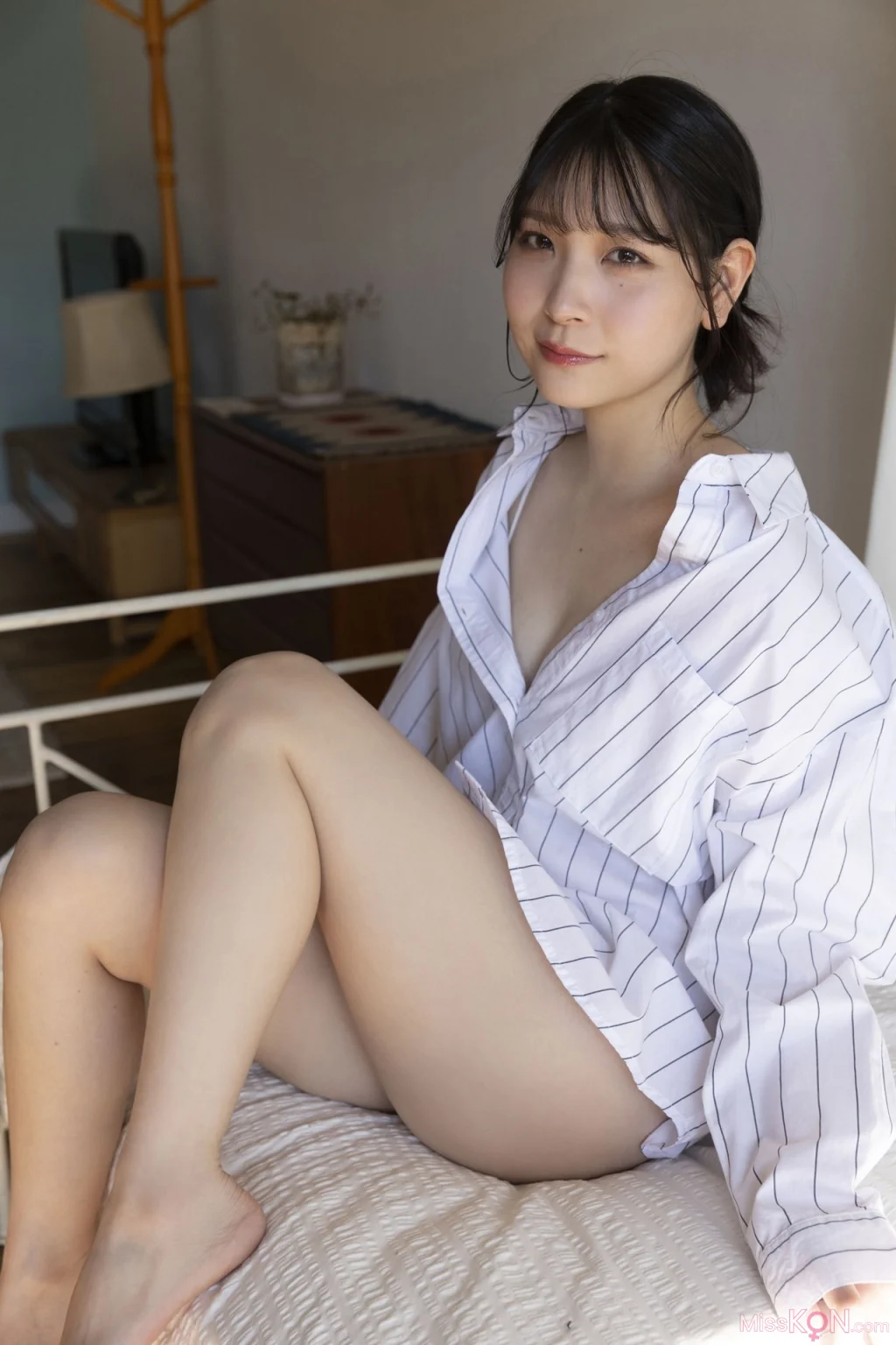 [JP] あまつまりな: ヤングガンガンデジタル限定写真集「新人漫画家の僕の家に今日初めてポージングモデルがやってきました」 (87 photos) – Page 2