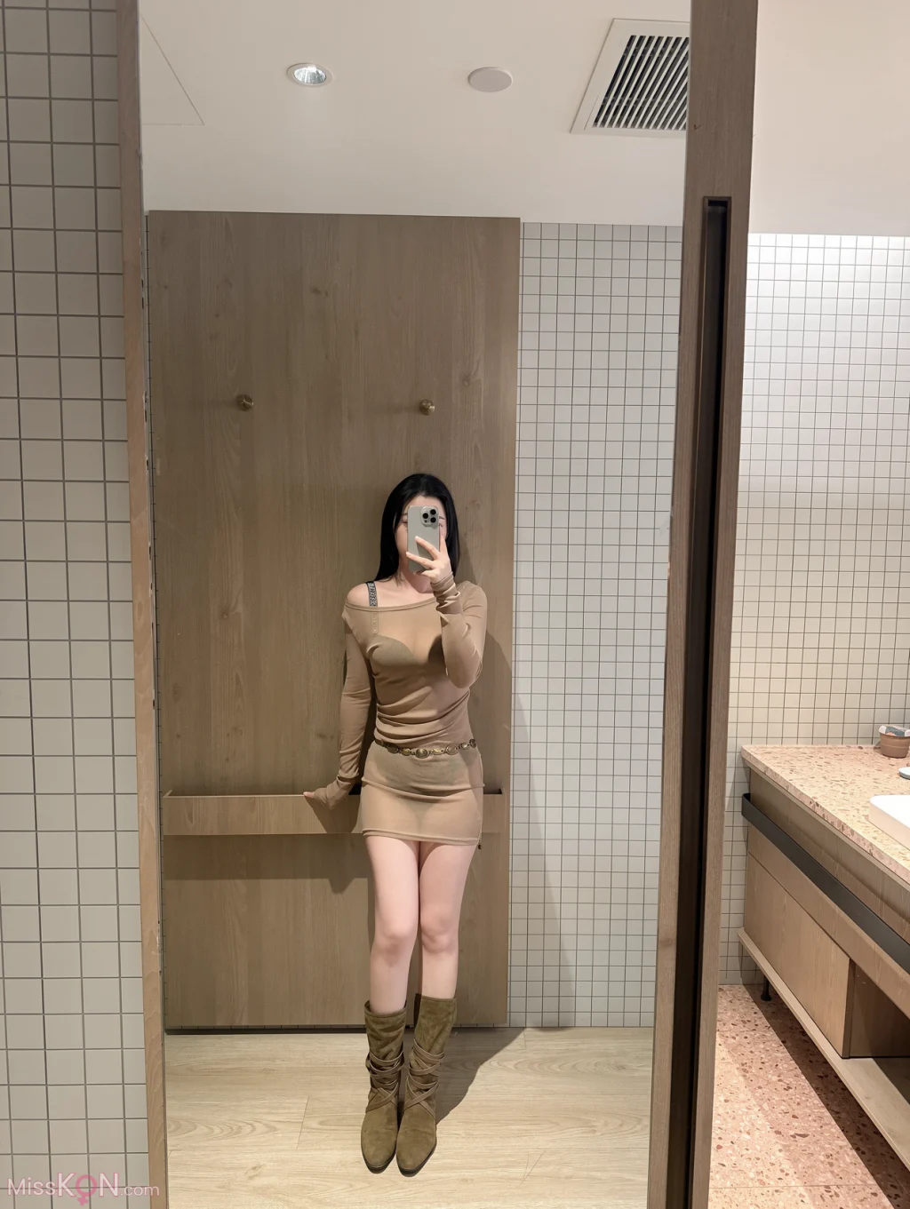 [OtherXXX] Lili_桃儿: 长腿酥胸御姐人前露出私拍福利 (76 photos + 9 videos)