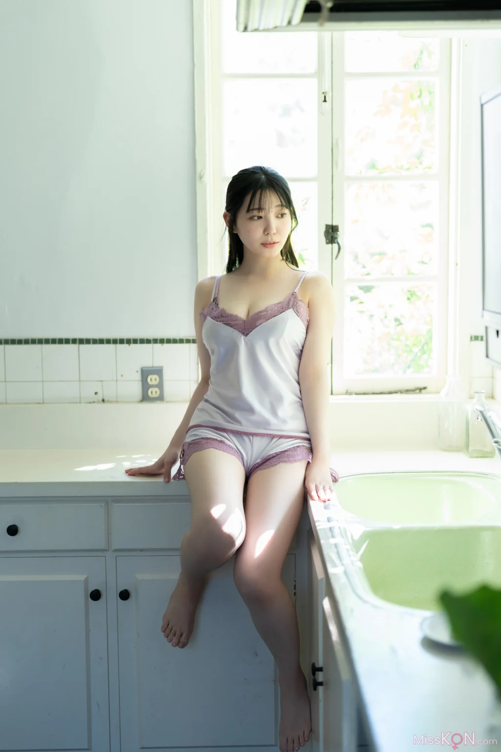 [JP] Yuuri Rukawa (紫藤るい): FRIDAYデジタル写真集 改め 紫藤るい たわわなＩカップ姫 ｖｏｌ．２ １００ページ豪華版 (104 photos) – Page 2