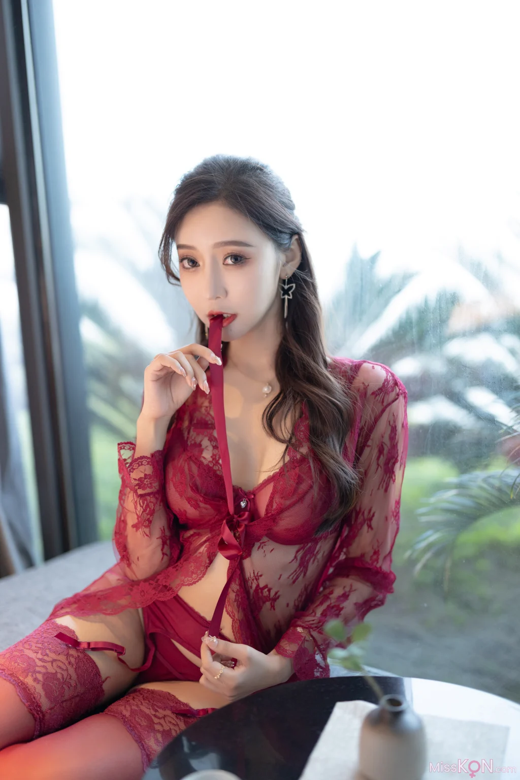 [内购无水印] 王馨瑶Yanni: 酒红色情趣套装 (86 photos)