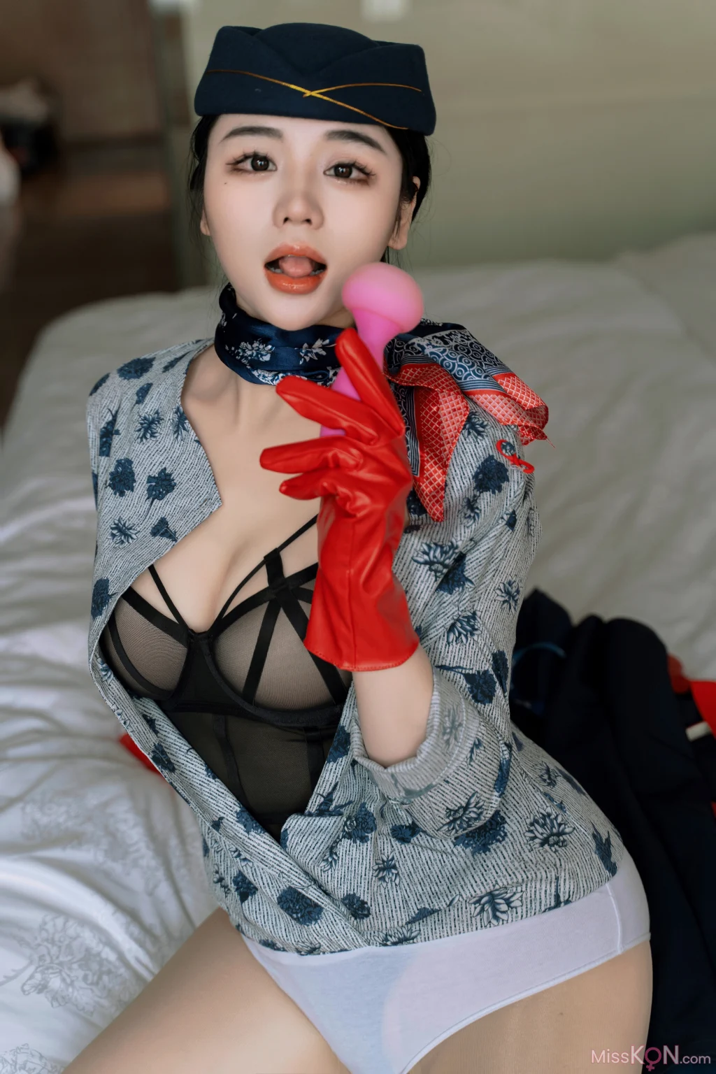 [内购无水印] 汐汐爱吃草莓: 青花空姐制服 (69 photos)