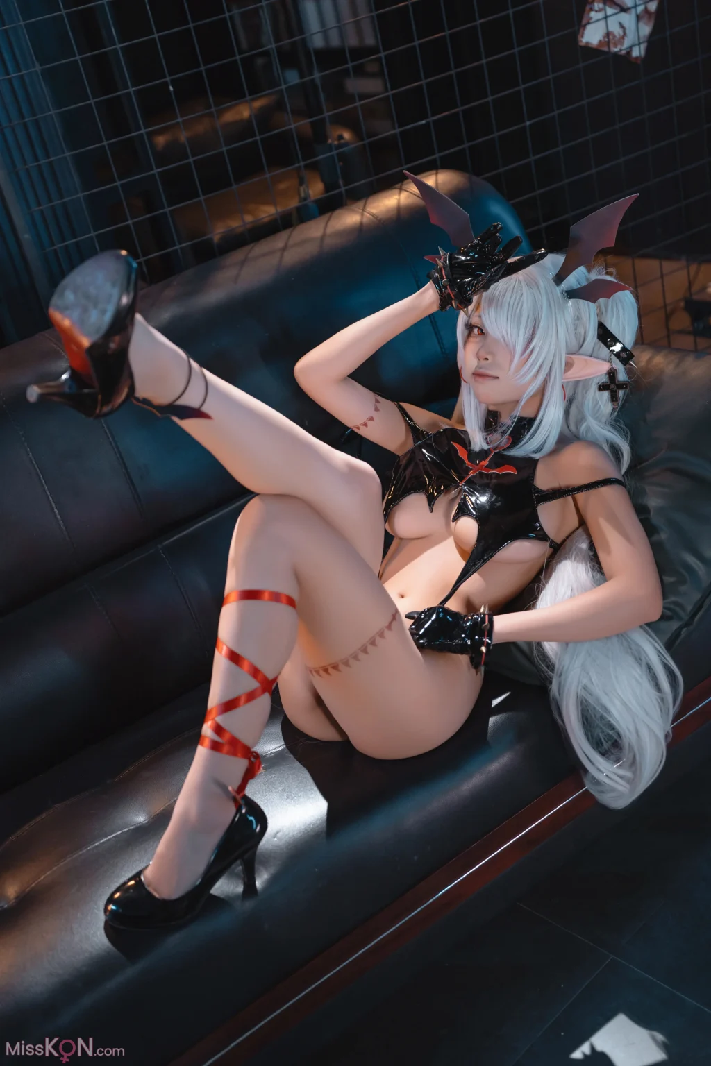 Coser@三無人型: 蔚蓝档案 银镜伊织同人小恶魔 (53 photos)