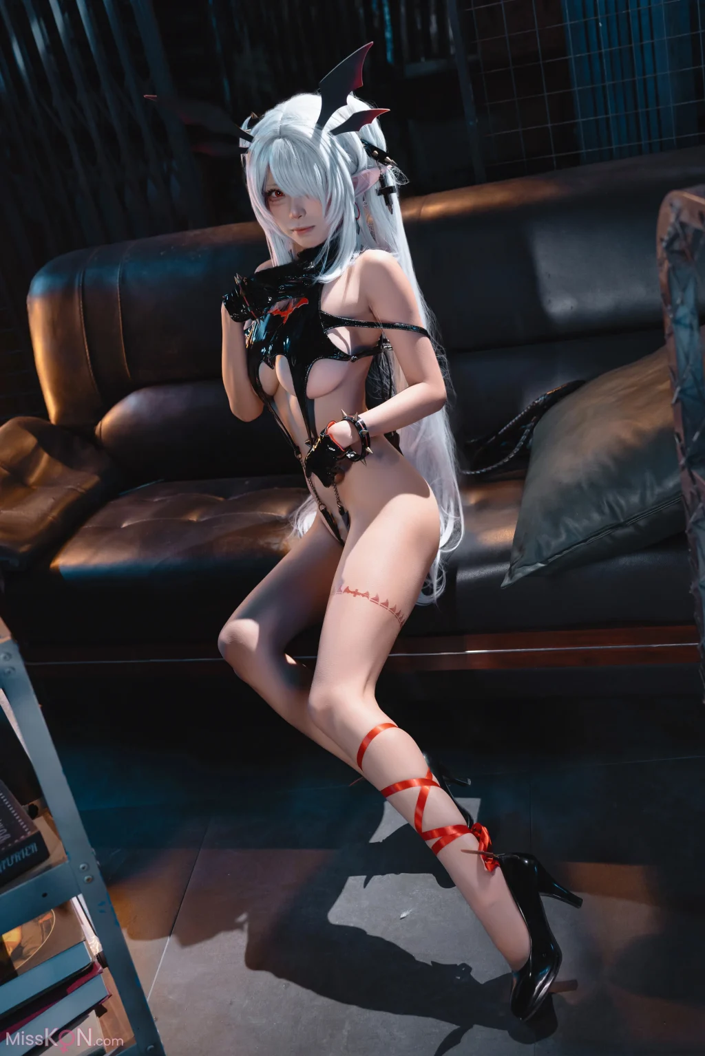 Coser@三無人型: 蔚蓝档案 银镜伊织同人小恶魔 (53 photos)