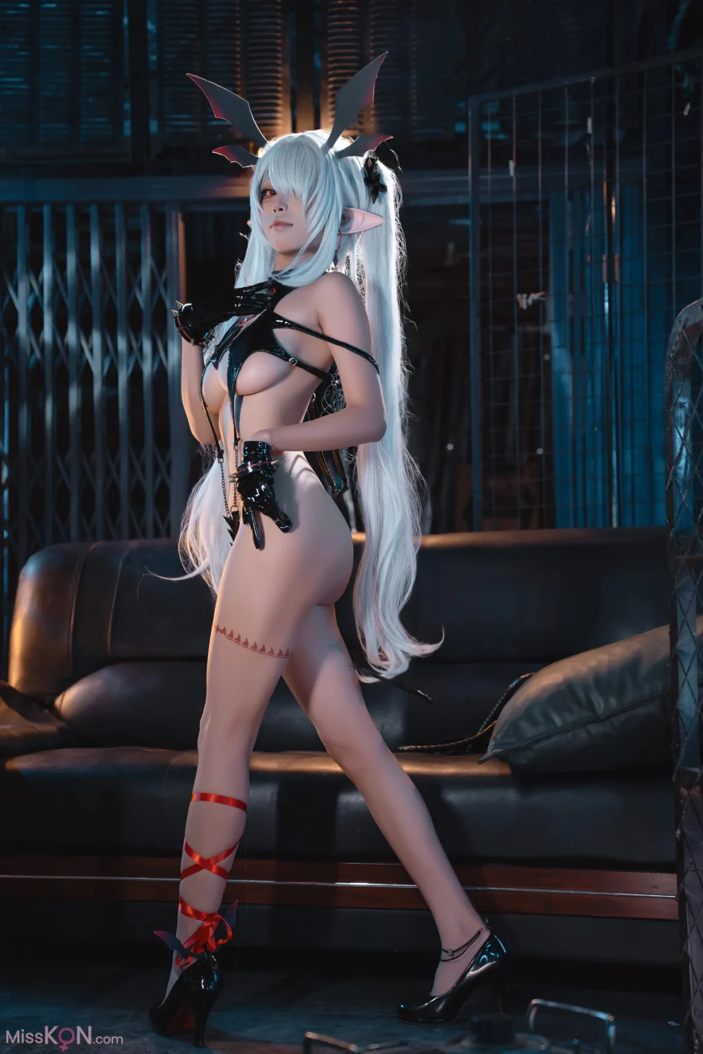 Coser@三無人型: 蔚蓝档案 银镜伊织同人小恶魔 (53 photos)