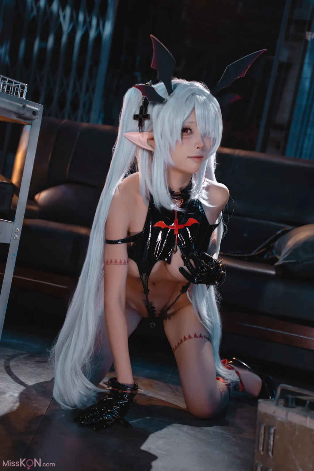 Coser@三無人型: 蔚蓝档案 银镜伊织同人小恶魔 (53 photos)