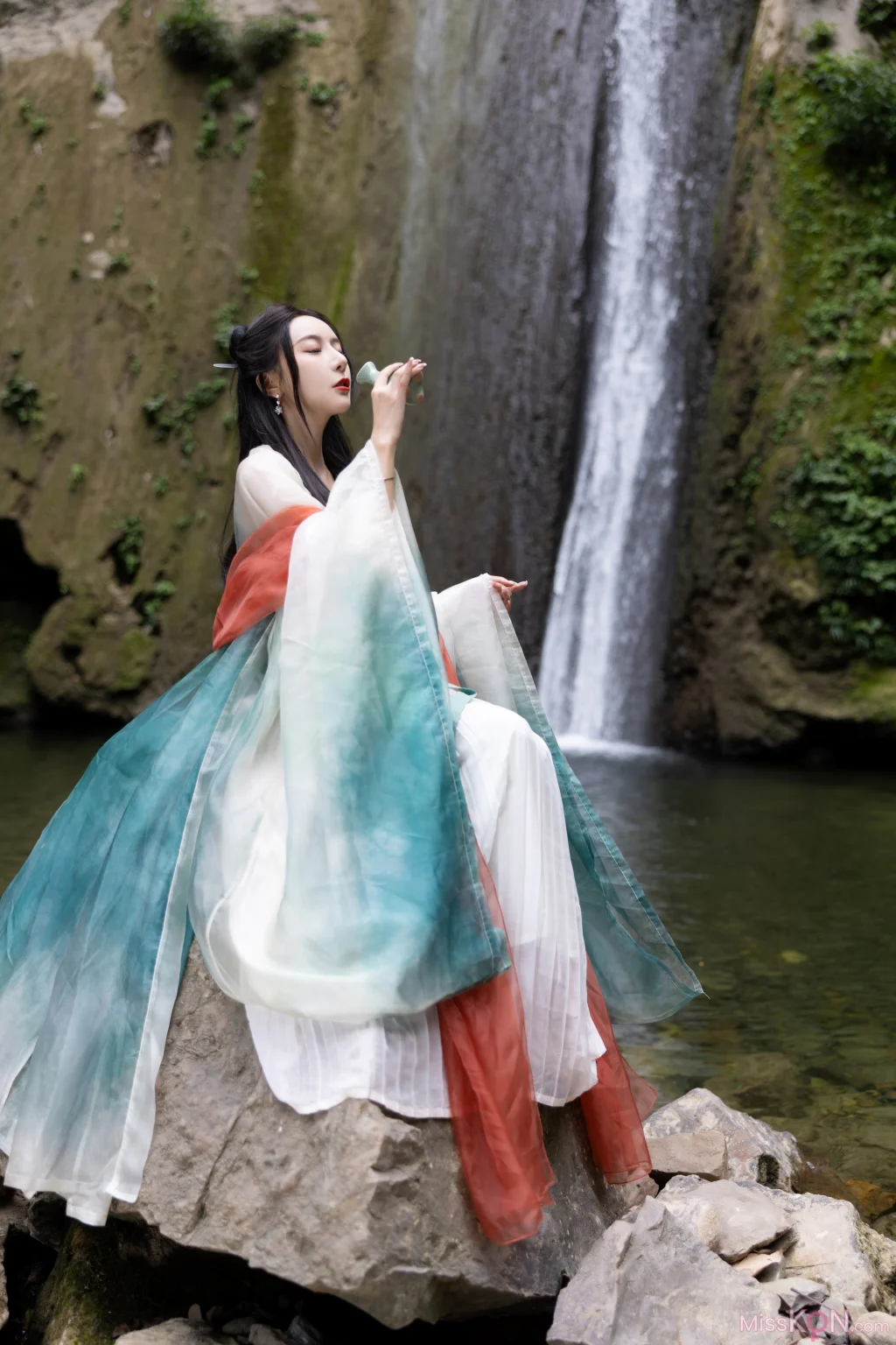 [内购无水印] 王馨瑶Yanni: 绿色古装 瀑布 (112 photos)