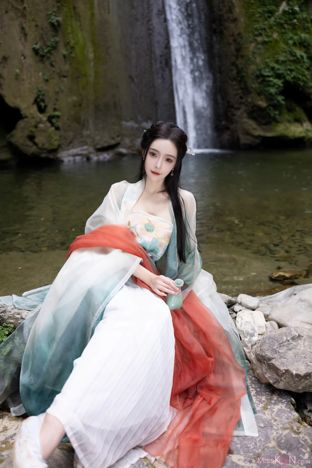 [内购无水印] 王馨瑶Yanni: 绿色古装 瀑布 (112 photos)