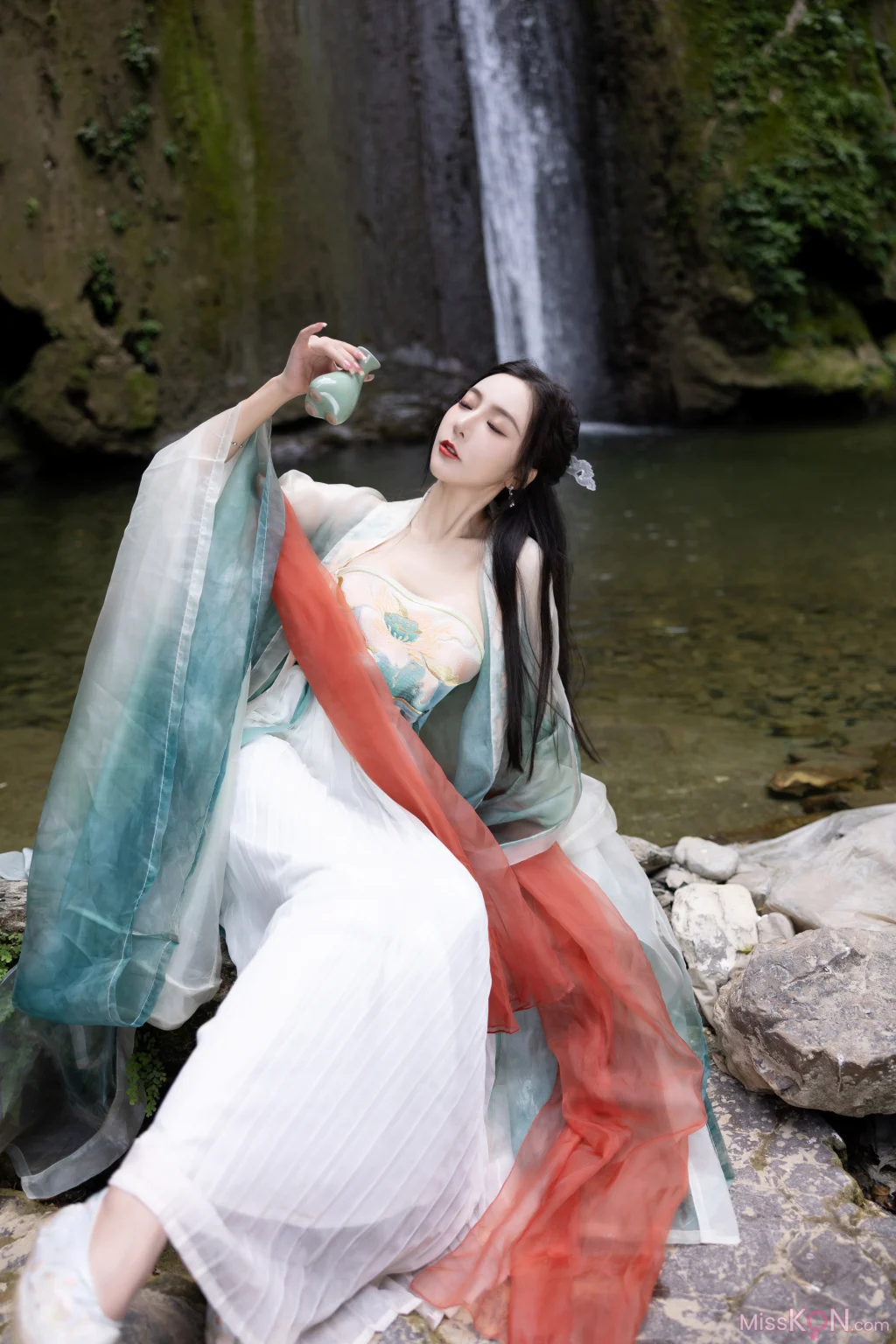 [内购无水印] 王馨瑶Yanni: 绿色古装 瀑布 (112 photos)