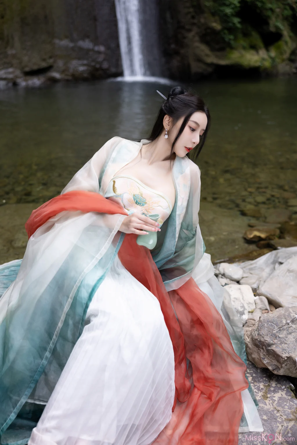 [内购无水印] 王馨瑶Yanni: 绿色古装 瀑布 (112 photos)