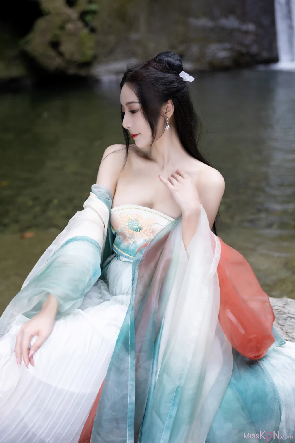 [内购无水印] 王馨瑶Yanni: 绿色古装 瀑布 (112 photos)