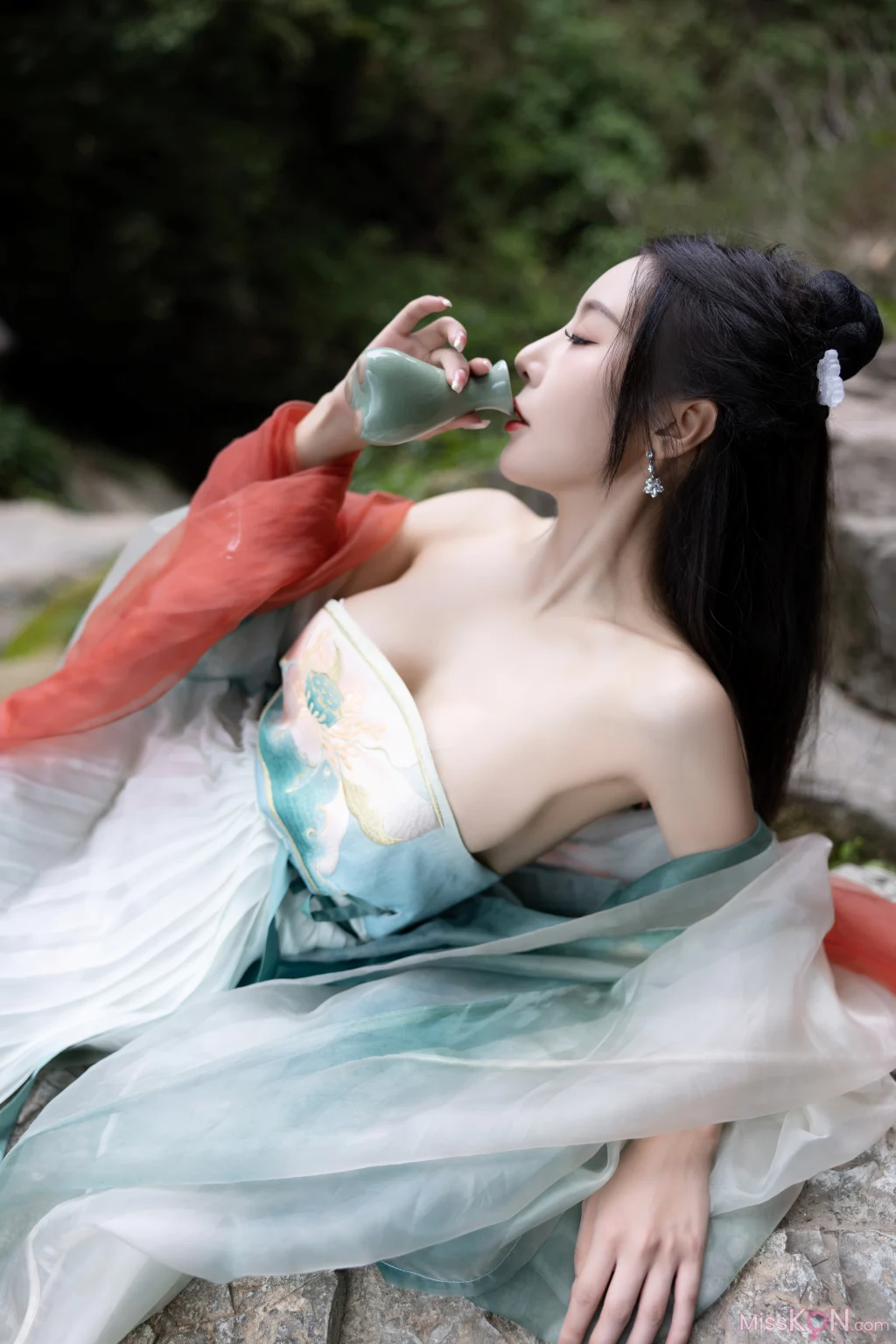 [内购无水印] 王馨瑶Yanni: 绿色古装 瀑布 (112 photos)