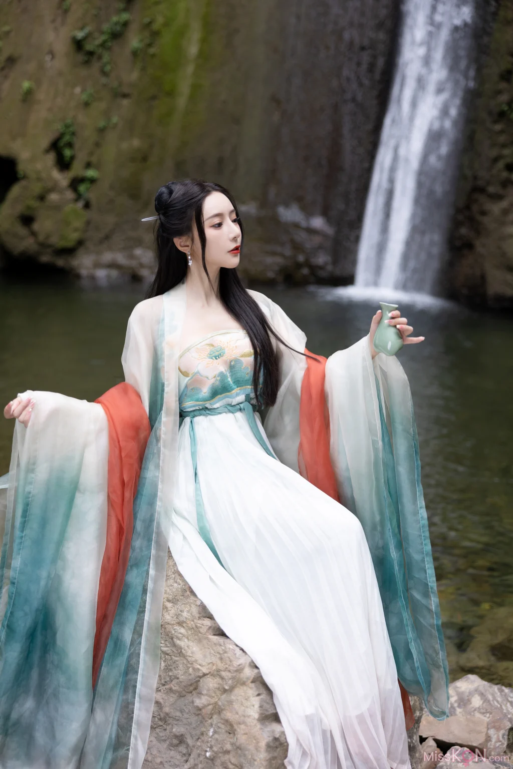 [内购无水印] 王馨瑶Yanni: 绿色古装 瀑布 (112 photos)