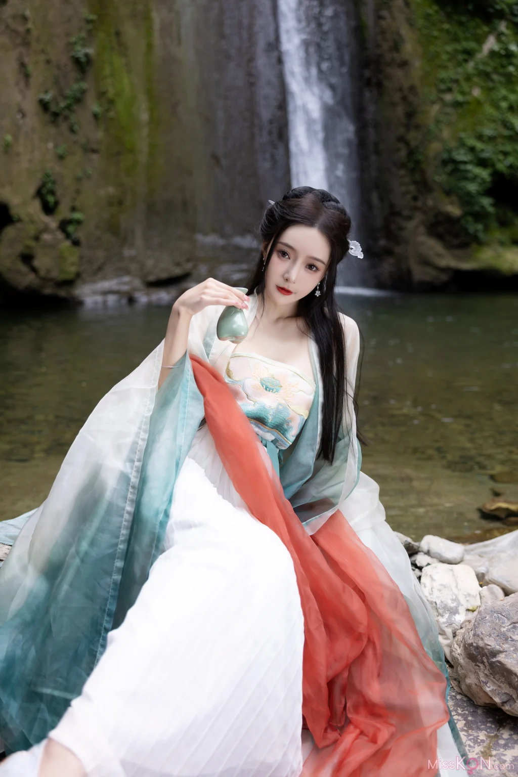 [内购无水印] 王馨瑶Yanni: 绿色古装 瀑布 (112 photos)