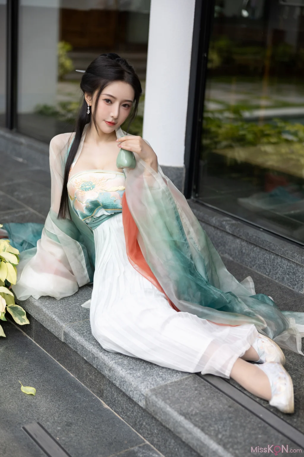 [内购无水印] 王馨瑶Yanni: 绿色古装 瀑布 (112 photos)
