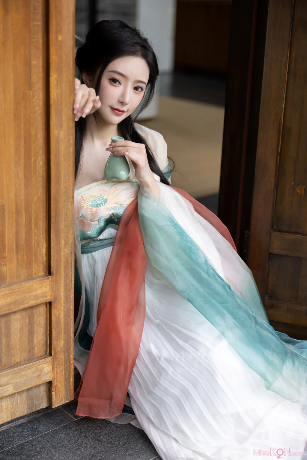 [内购无水印] 王馨瑶Yanni: 绿色古装 瀑布 (112 photos)