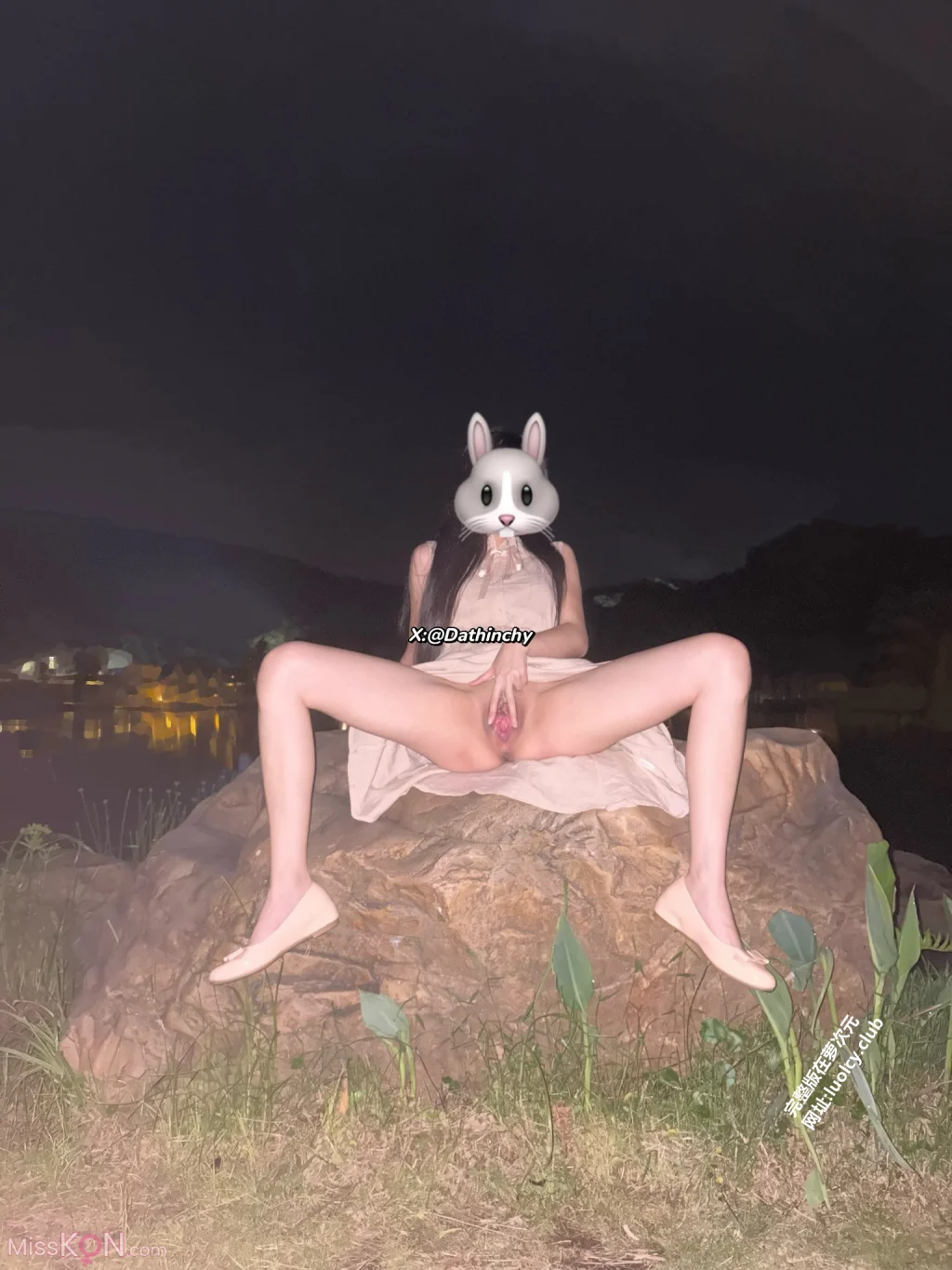 [OtherXXX] Dathinchy: 白虎酥胸萝莉户外露出福利订阅 (51 photos + 12 videos)