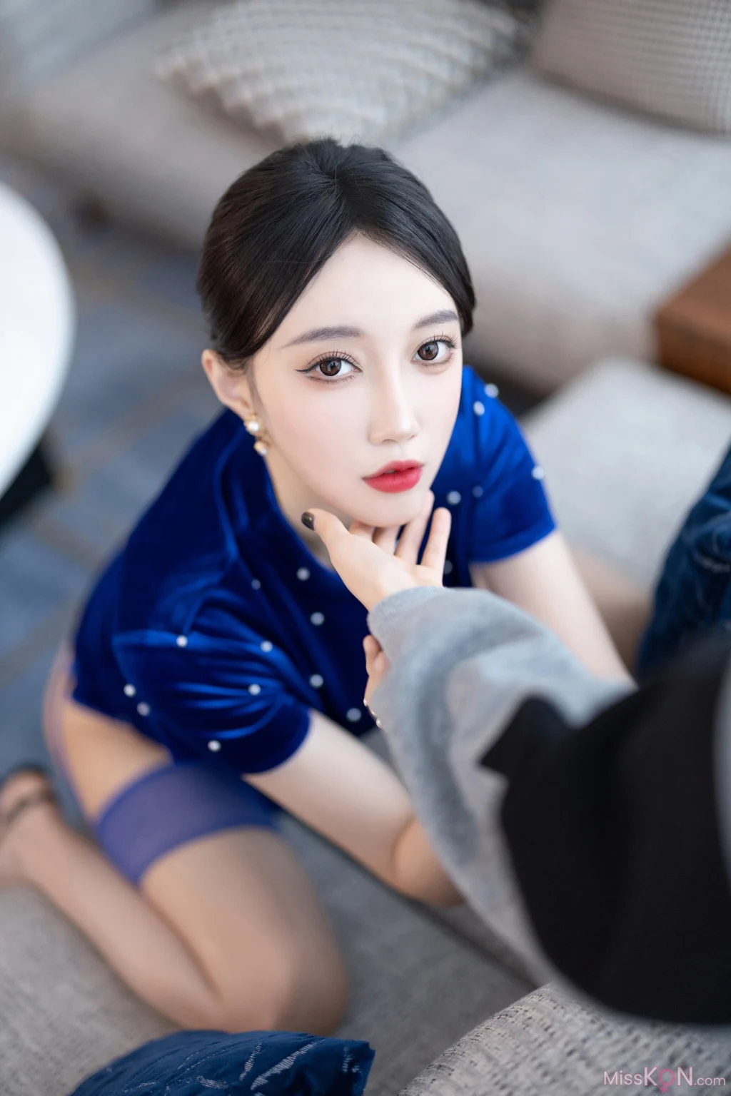 [内购无水印] 玥儿玥er: 蓝色短裙 (91 photos) – Page 2