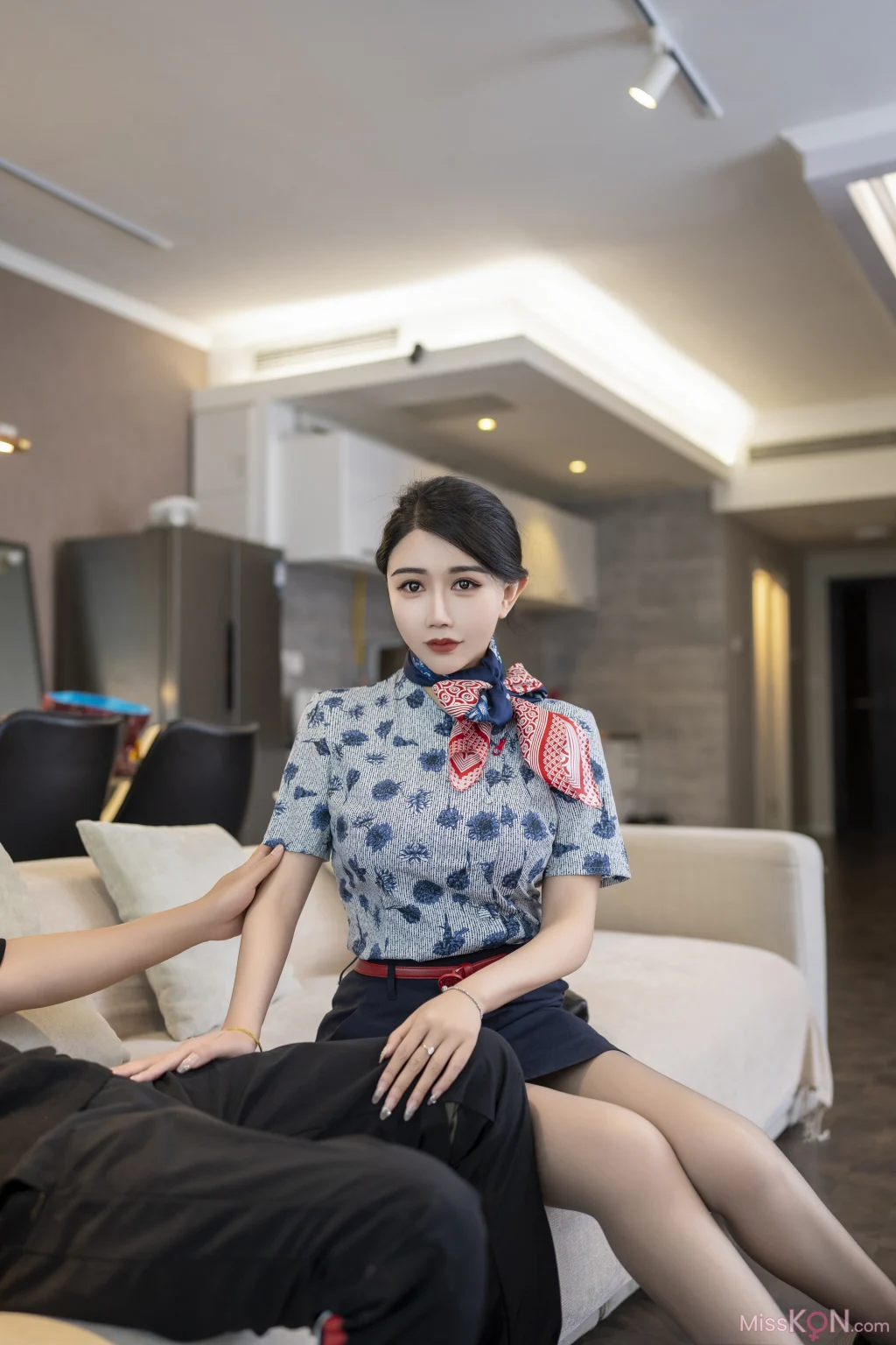[内购无水印] 李若汐: 性感空姐制服 (91 photos)