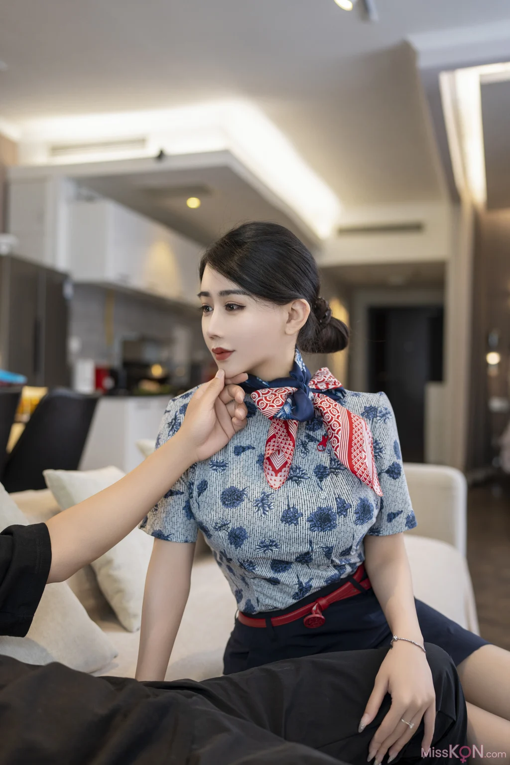 [内购无水印] 李若汐: 性感空姐制服 (91 photos)