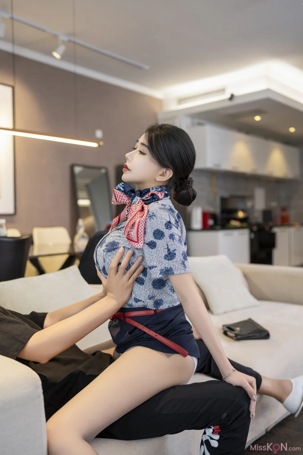 [内购无水印] 李若汐: 性感空姐制服 (91 photos)